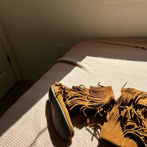 Minnetonka 3-Layer Fringe Boot - Picture 7 of 7